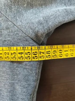 Sudadera Superdry gris con logo amarillo