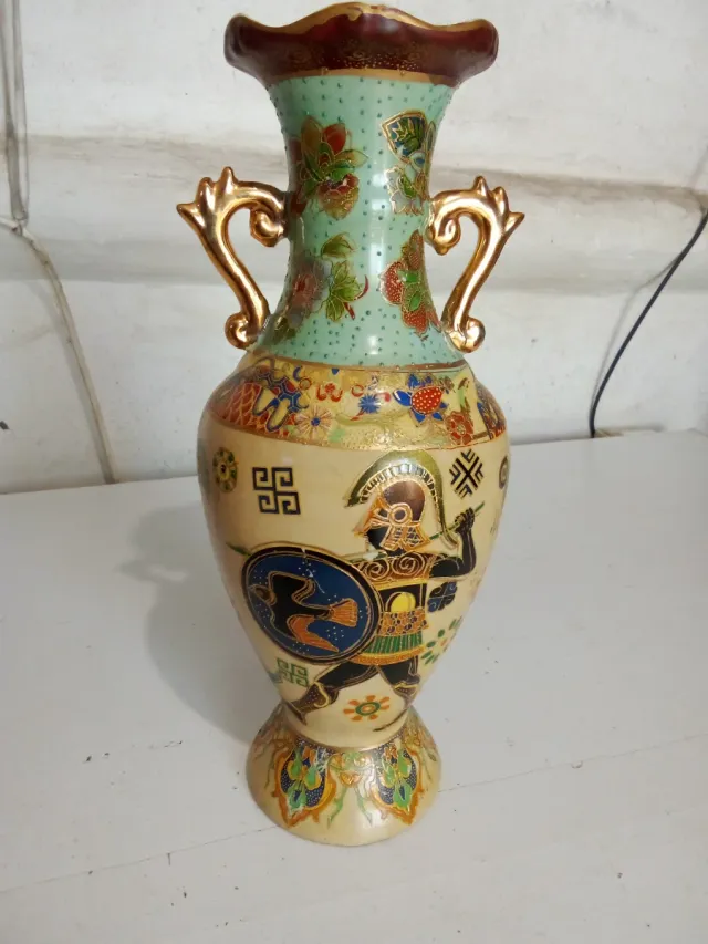 Vaso in ceramica con figure