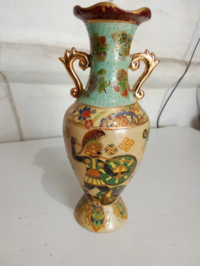 Vaso in ceramica con figure