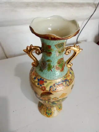 Jarrón de cerámica con figuras