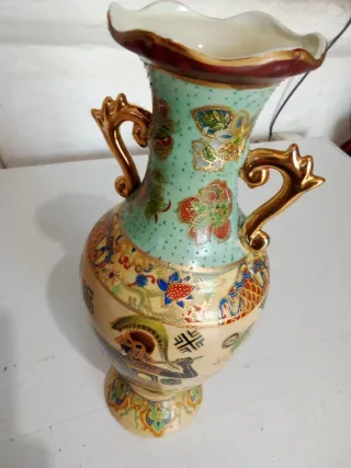 Jarrón de cerámica con figuras