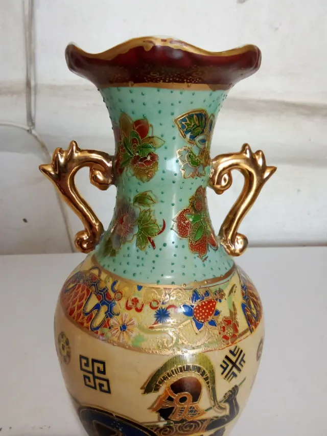 Vaso in ceramica con figure