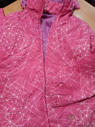 Cazadora rosa con estampado geométrico