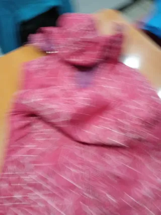 Cazadora rosa con estampado geométrico