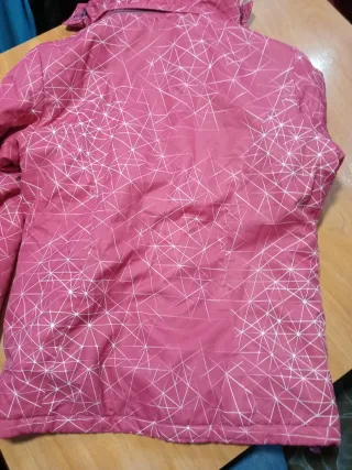 Cazadora rosa con estampado geométrico