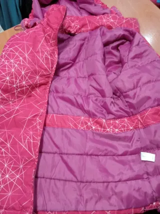 Cazadora rosa con estampado geométrico