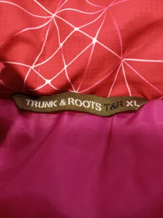 Cazadora rosa con estampado geométrico