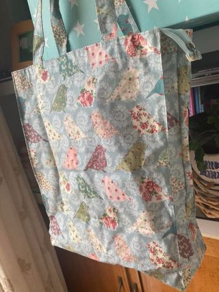 Bolsa de tela plastificada con estampado de pájaro