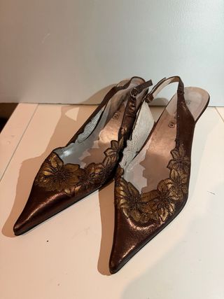 Zapatos de tacón marrón y dorado