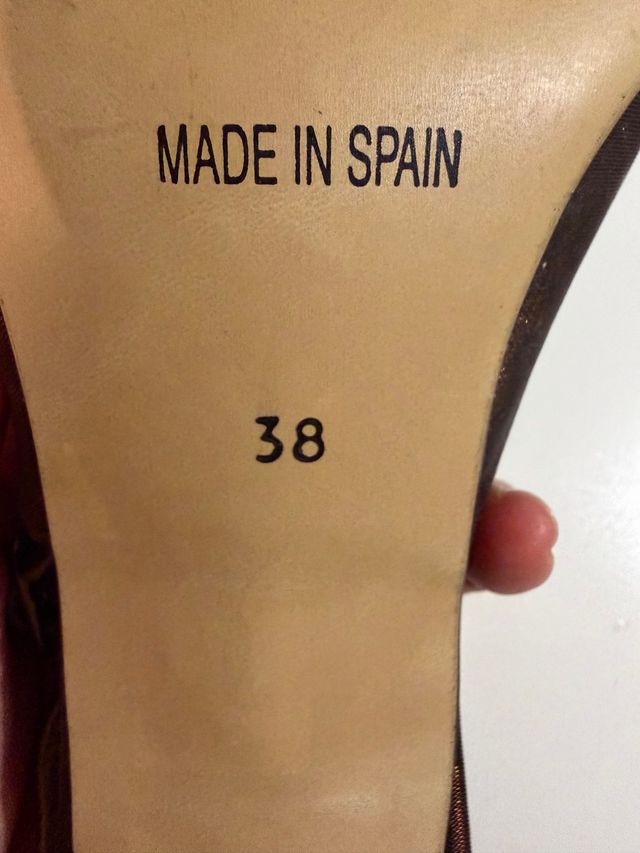 Zapatos de tacón marrón y dorado