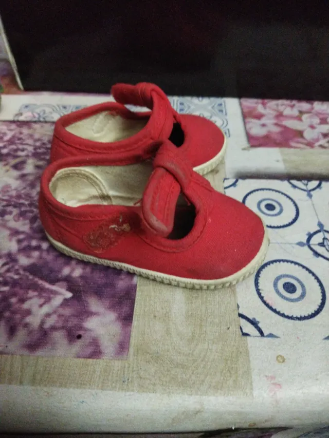 Zapatitos tela rojos bebé talla 19