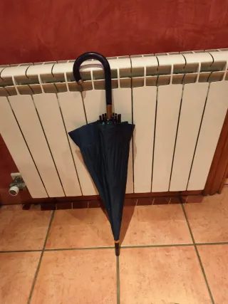 Paraguas azul y verde azulado