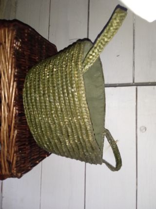 Cesta de mimbre y tela verde
