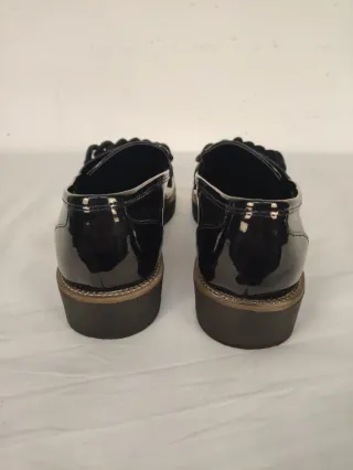 Mocassini donna vernice nera con catena