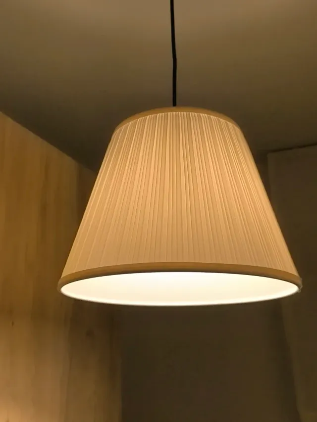 Lámpara de tela beige colgante