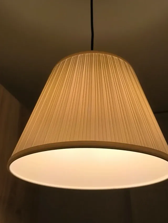 Lámpara de tela beige colgante