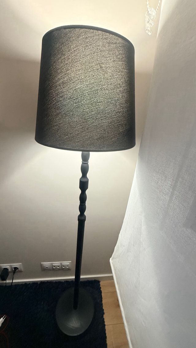 Lámpara de pie negra y madera