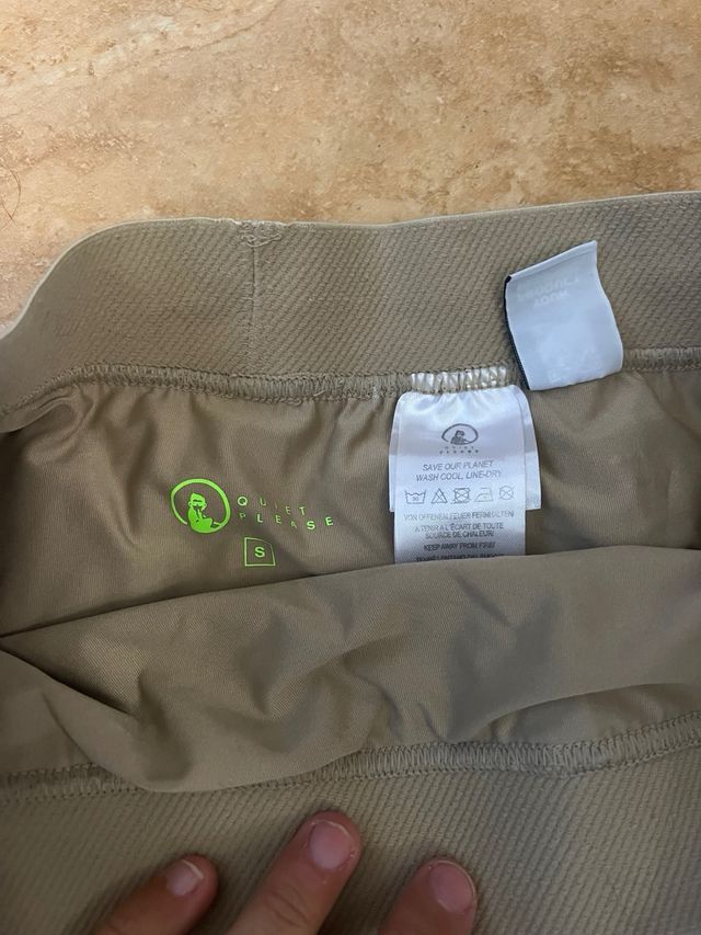 Shorts beige con detalle verde