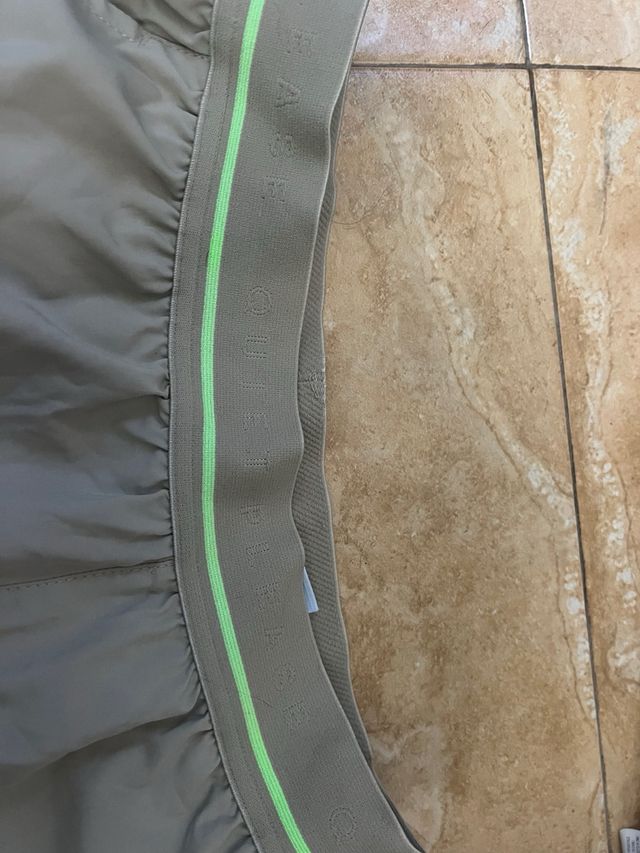 Shorts beige con detalle verde