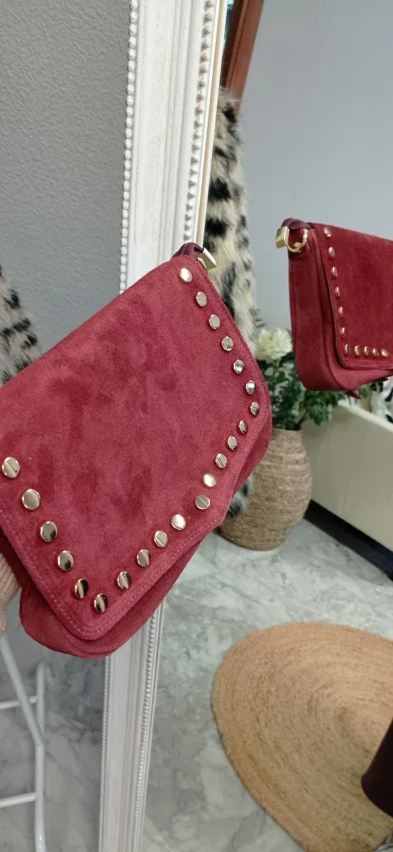 Bolso ante vino con tachuelas doradas