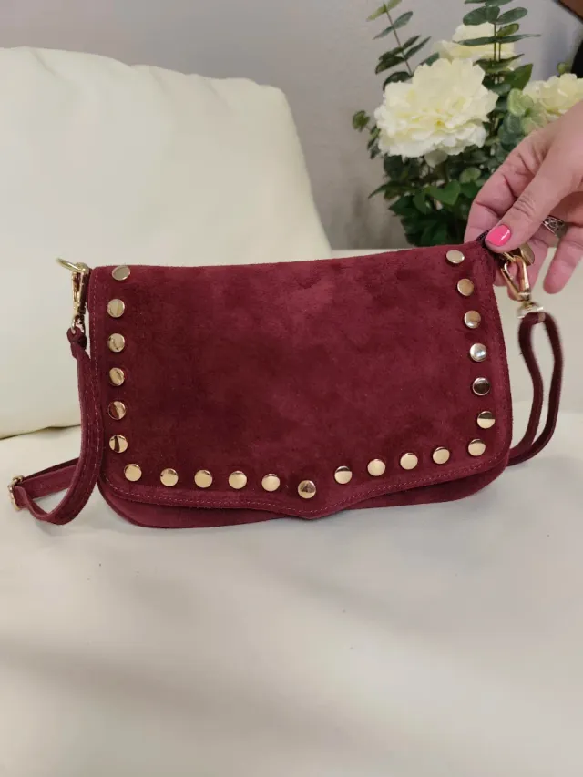 Bolso ante vino con tachuelas doradas