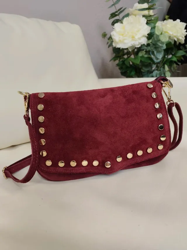 Bolso ante vino con tachuelas doradas