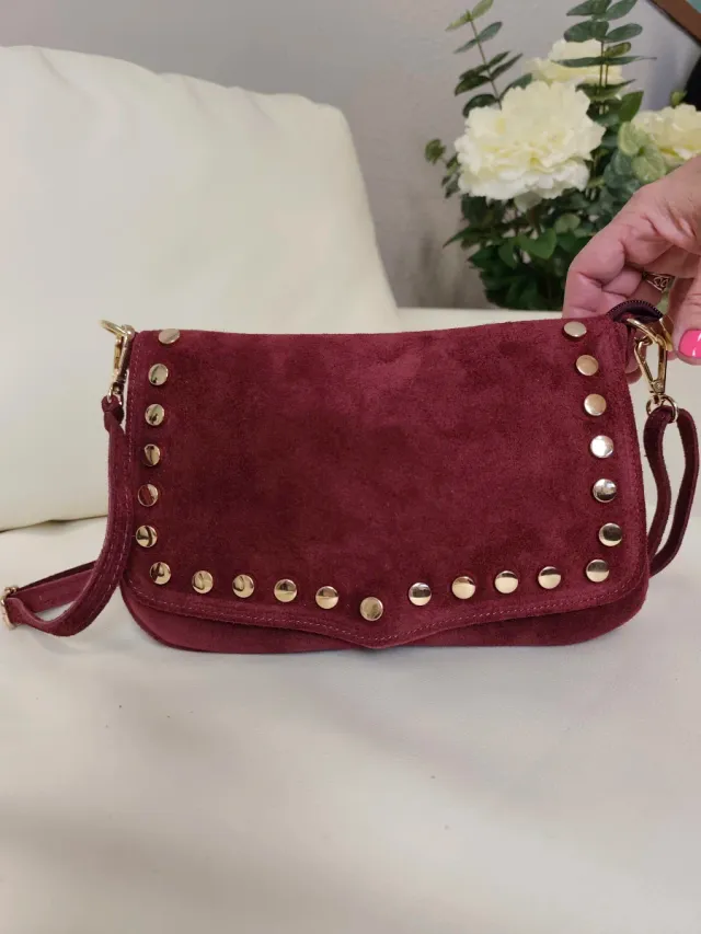 Bolso ante vino con tachuelas doradas