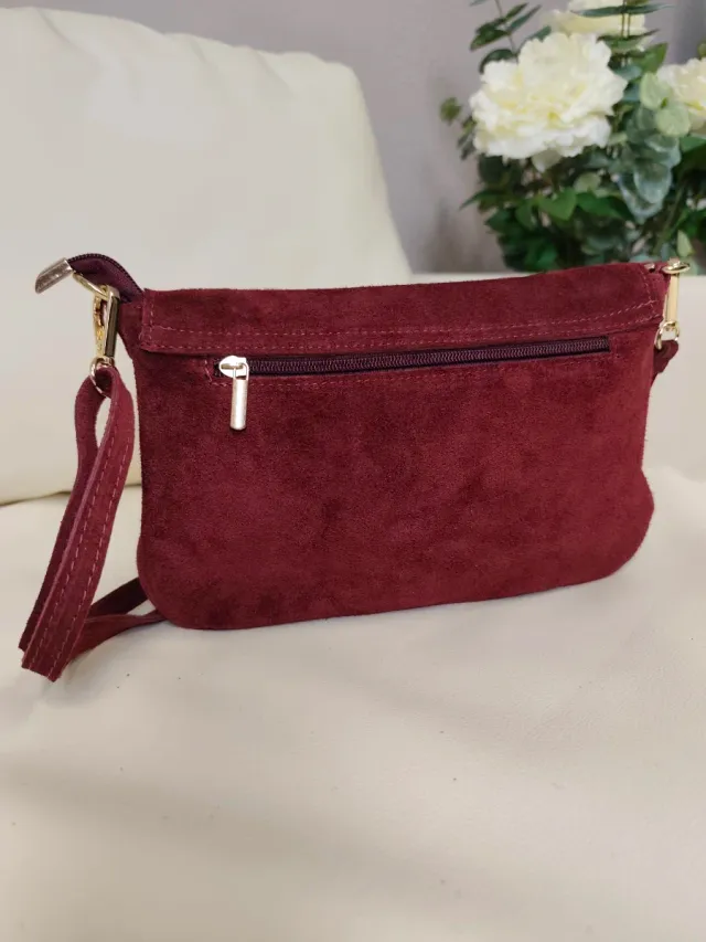 Bolso ante vino con tachuelas doradas