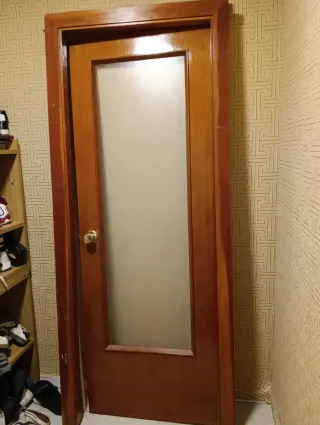 Puerta madera con cristal y marco