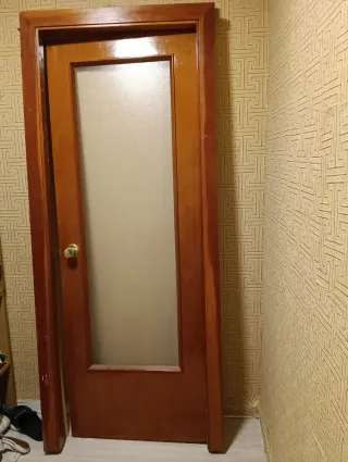 Puerta madera con cristal y marco