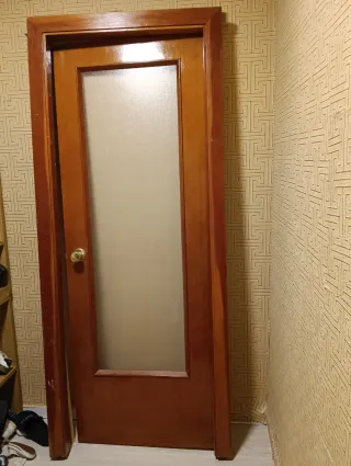 Puerta madera con cristal y marco