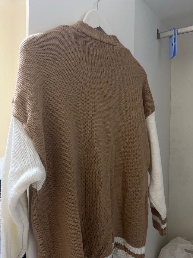 Cárdigan oversize con letra B talla S-M