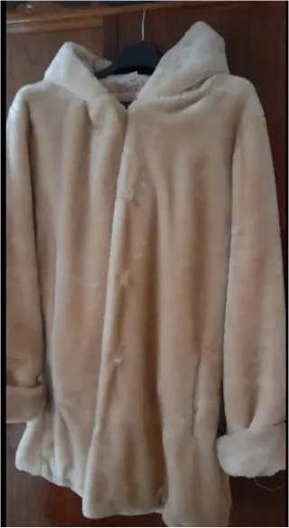 Chaquetón de pelo beige con capucha y bolsillos