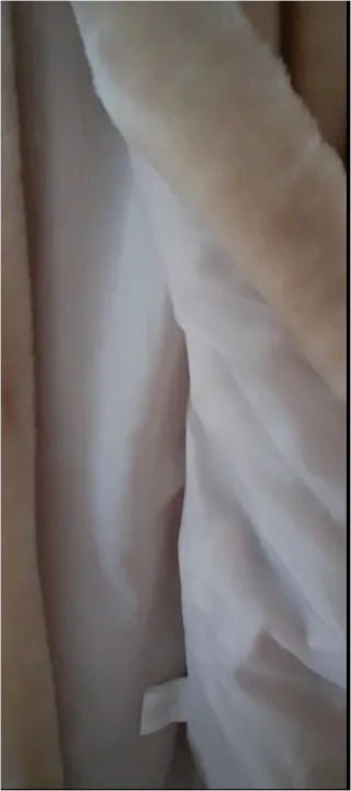 Chaquetón de pelo beige con capucha y bolsillos