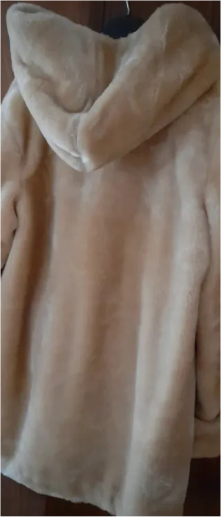 Chaquetón de pelo beige con capucha y bolsillos