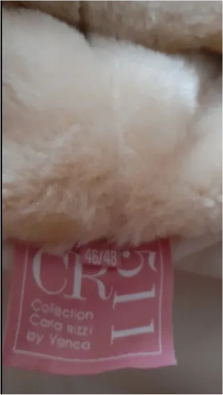 Chaquetón de pelo beige con capucha y bolsillos