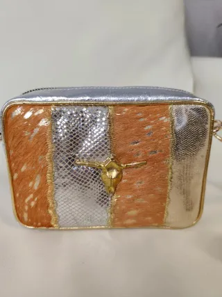Bolso piel plateado con búfalo