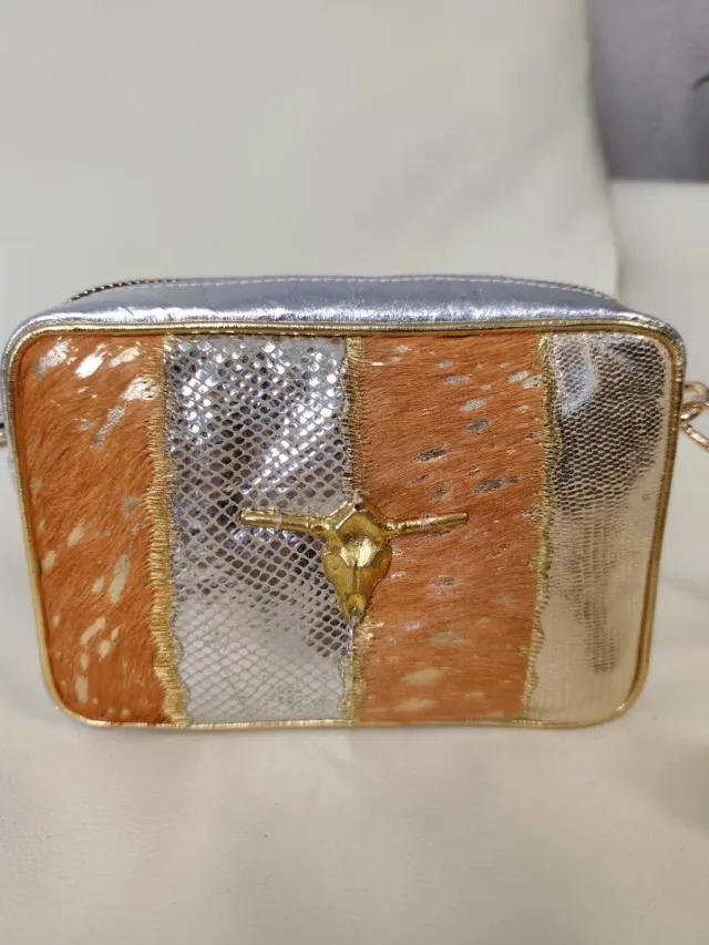 Bolso piel plateado con búfalo
