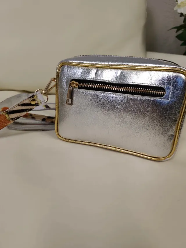 Bolso piel plateado con búfalo