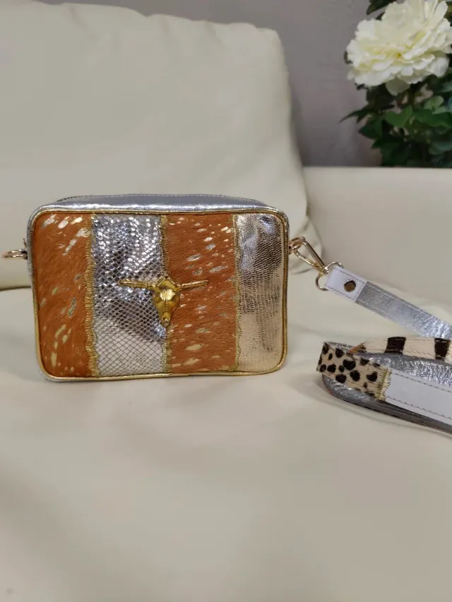 Bolso piel plateado con búfalo