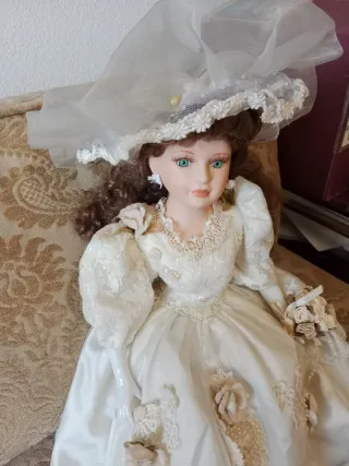 Muñeca de porcelana romántica vintage