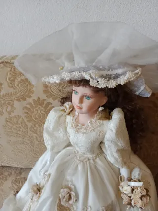 Muñeca de porcelana romántica vintage