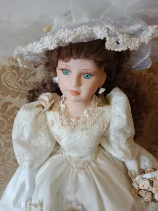 Muñeca de porcelana romántica vintage