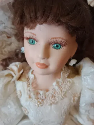 Muñeca de porcelana romántica vintage