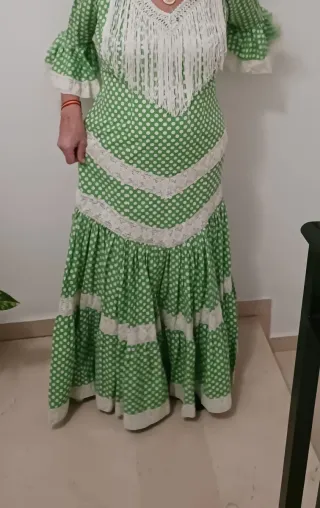 Traje de flamenca verde con lunares