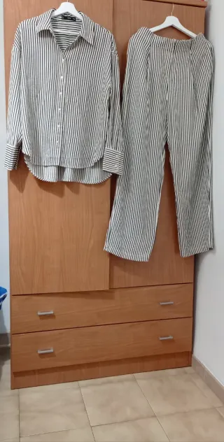 Conjunto de rayas camisa y pantalón