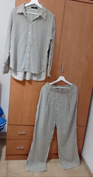 Conjunto de rayas camisa y pantalón