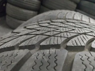 (P67) 295.40.20.106V M+S dunlop