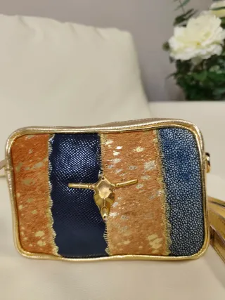 Bolso piel dorado con búfalo