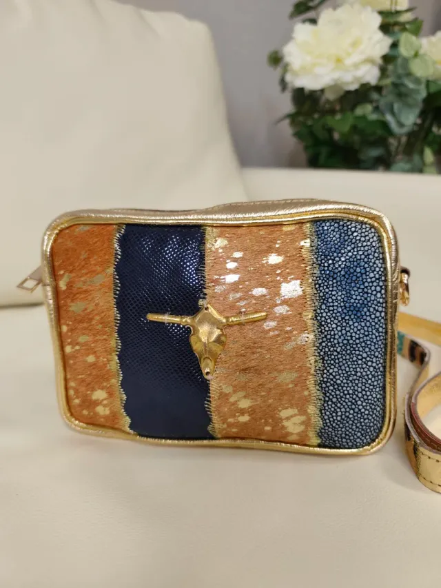 Bolso piel dorado con búfalo